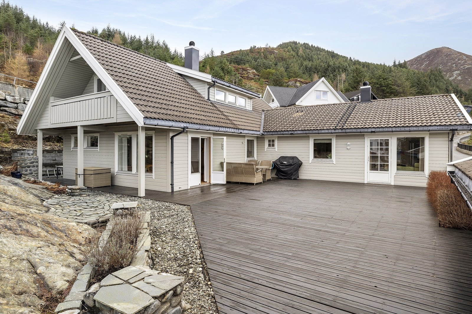 Terrassen blir som ei naturleg forlenging av opphaldsrommet på fine sommarsdagar. Galleribilde