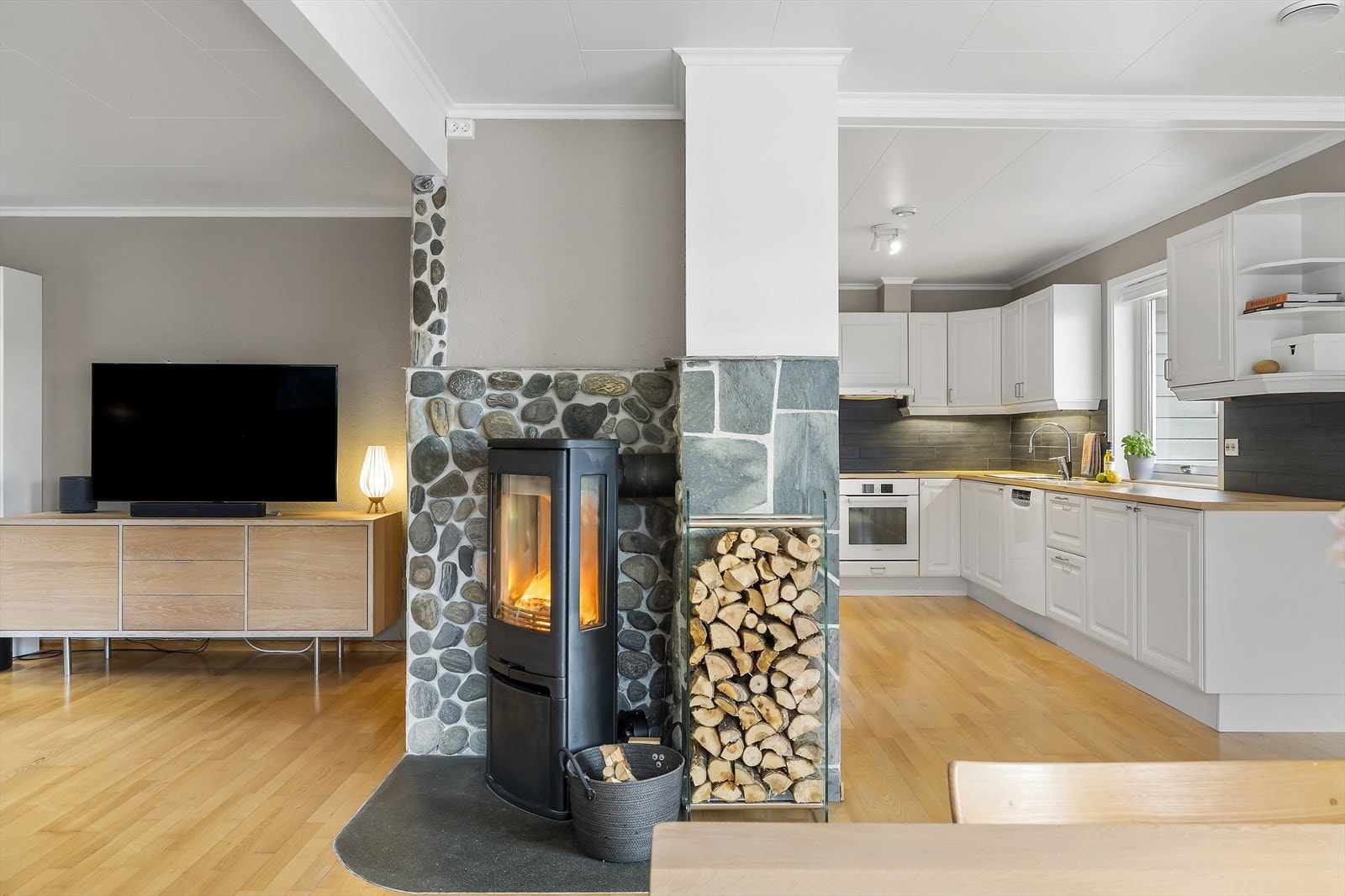 Stova er vinkelforma og er enkel å møblere i ulike sosiale soner. Galleribilde