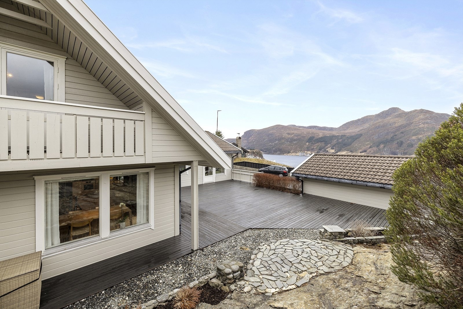 På den store terrassen sitt du lunt og usjenert med fin skjerming frå hekk og vintergrønn beplantning. Galleribilde