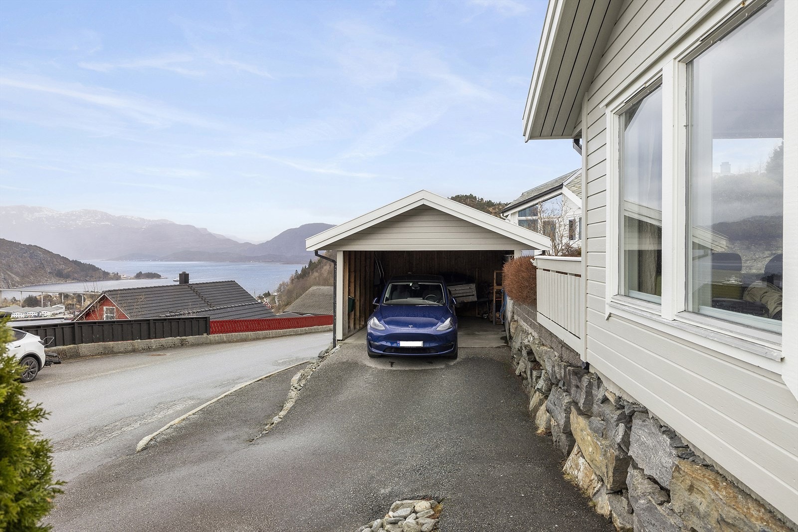 Gode parkeringstilhøve i carport og på eige tunområde med dekke av asfalt. Galleribilde