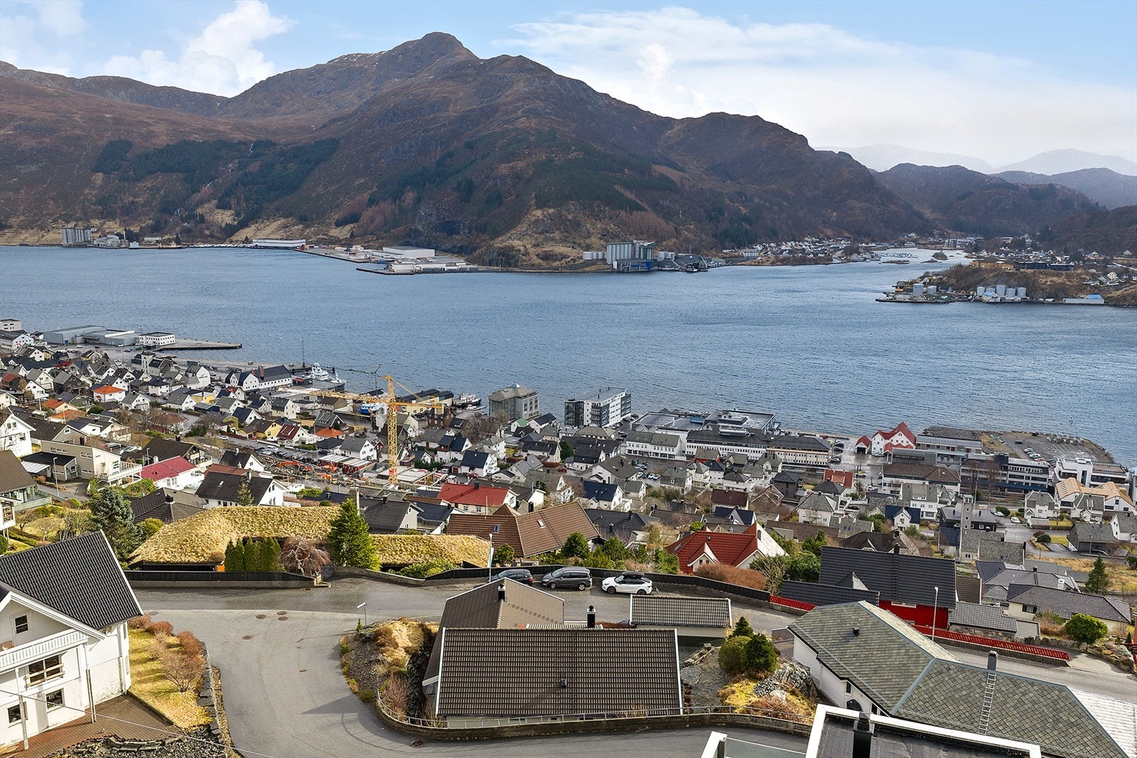 Her bur du sentralt og godt med gangavstand til skular, barnehage og alt av servicetilbod. Galleribilde