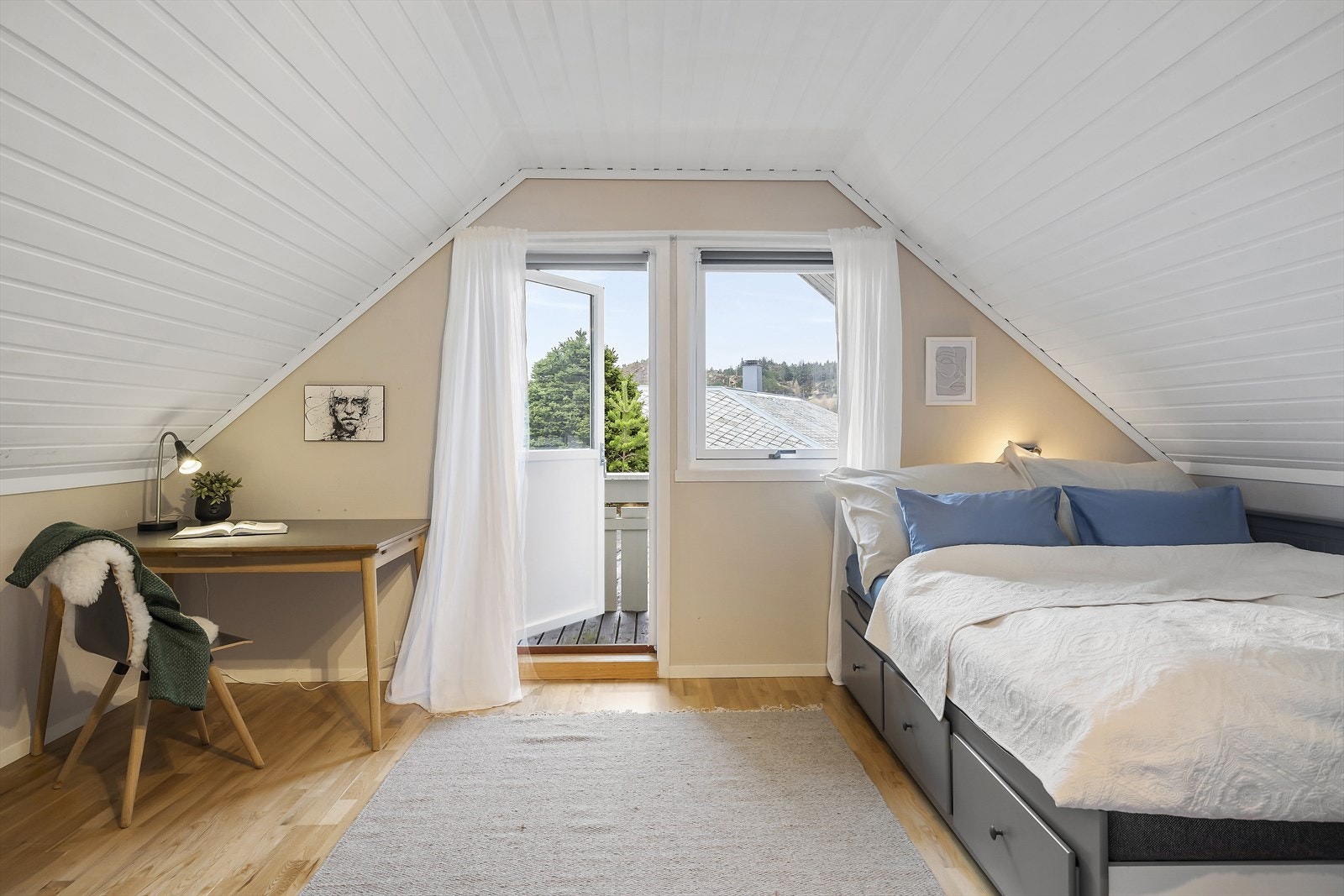 Alle soveromma er av god størrelse og kan innreiast med både dobbeltseng, nattbord og skrivepult. Galleribilde