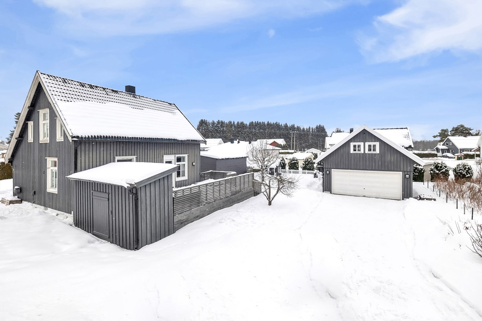 Tomten ligger pent til og eiendommen byr på mye. Galleribilde