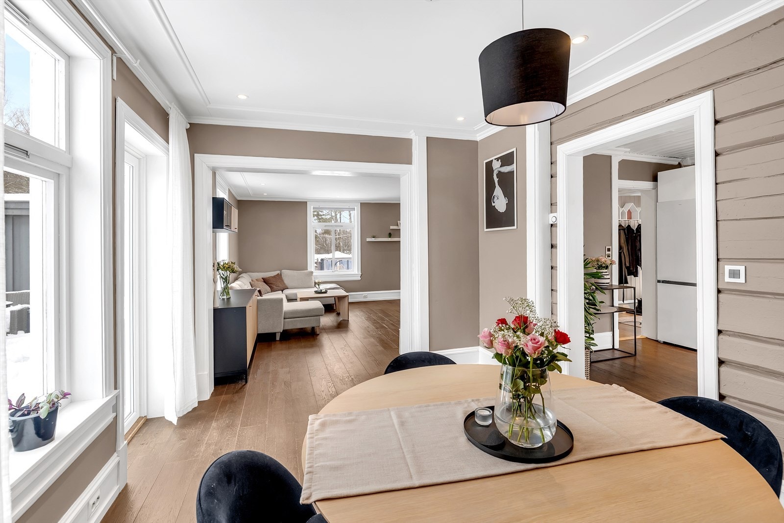 Overflatene er holdt i lune og tidsriktige farger, noe som skaper en varm og innbydende atmosfære. Galleribilde