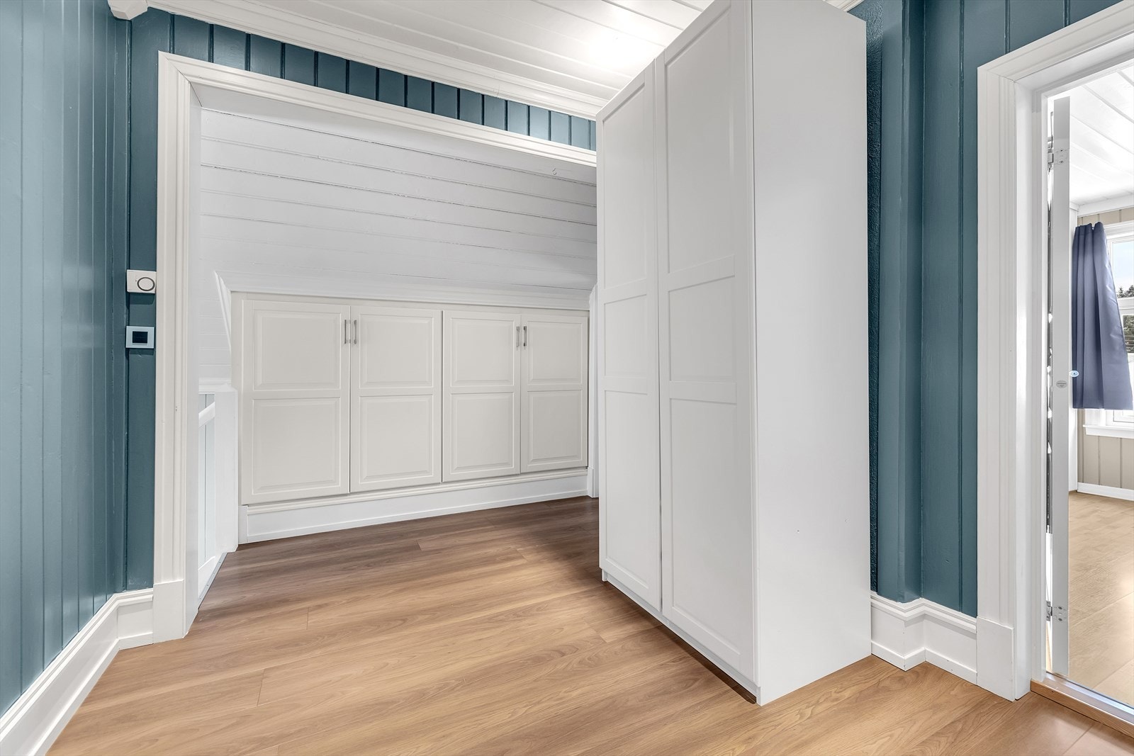 I gangen er kneveggen optimalt utnyttet som ekstra oppbevaringsplass. Galleribilde