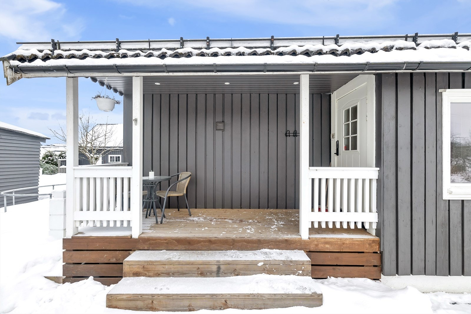 Overbygget og hyggelig inngangsparti med spotter integrert i taket. Galleribilde