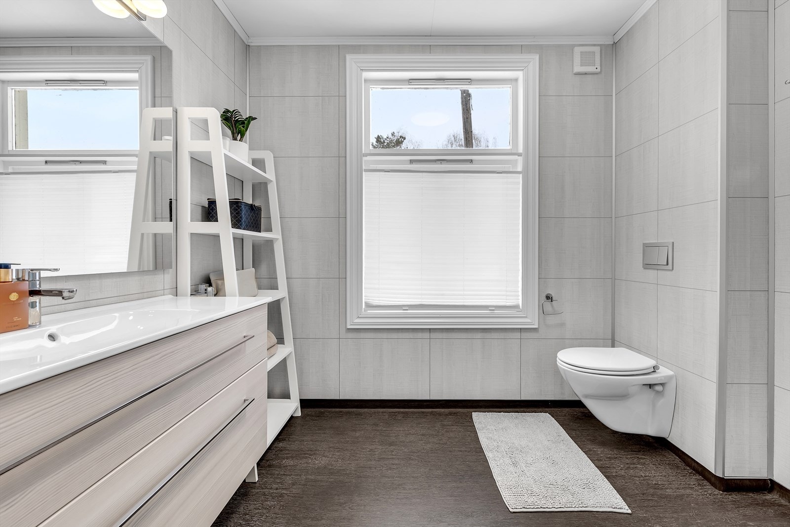 Toallettet er vegghengt, og vindu sørger for godt lys - også på badet. Galleribilde