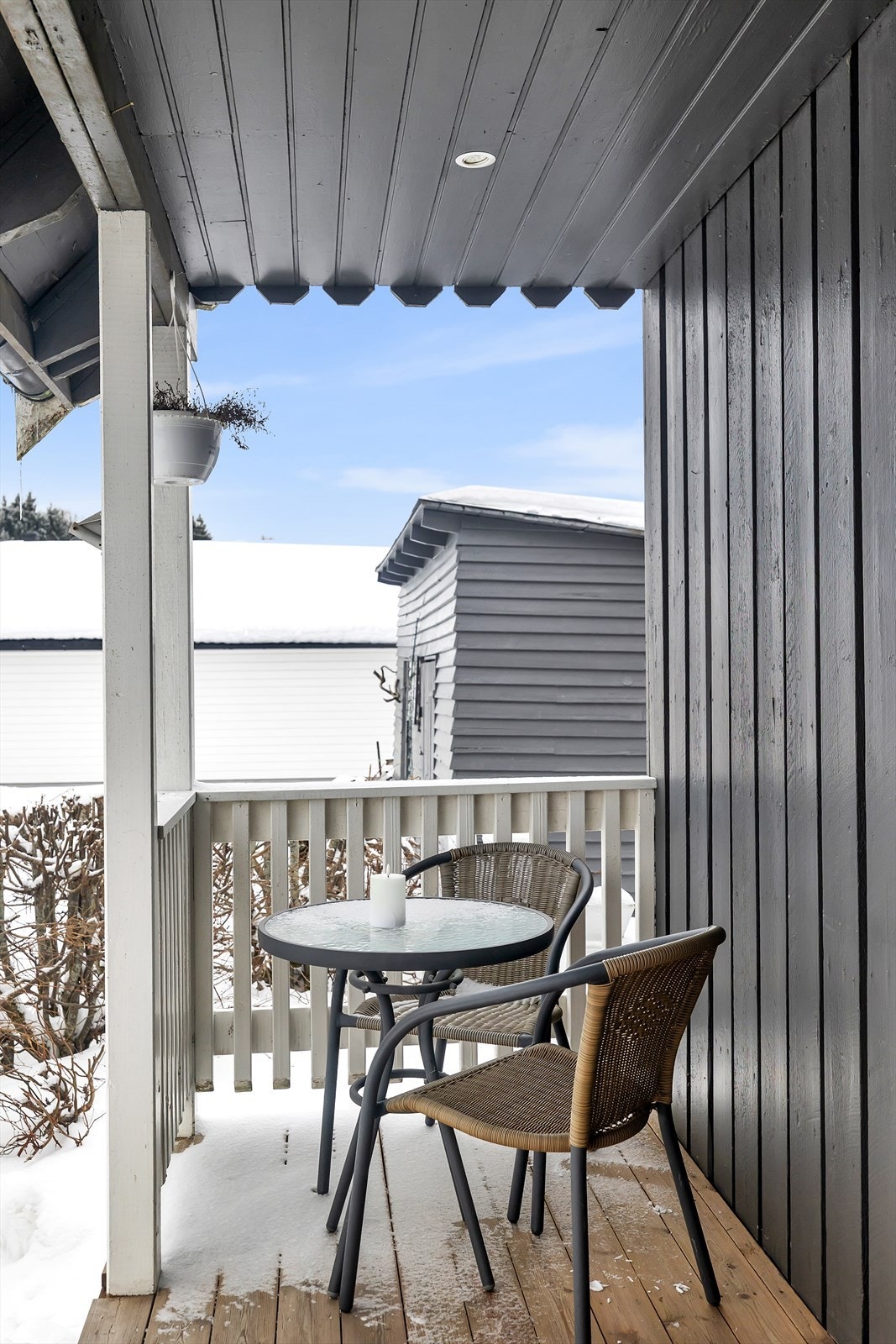 Det er til og med plass til en liten sittegruppe eller annet ønsket møblering, for eksempel beplantning for en hyggelig adkomst til boligen. Galleribilde