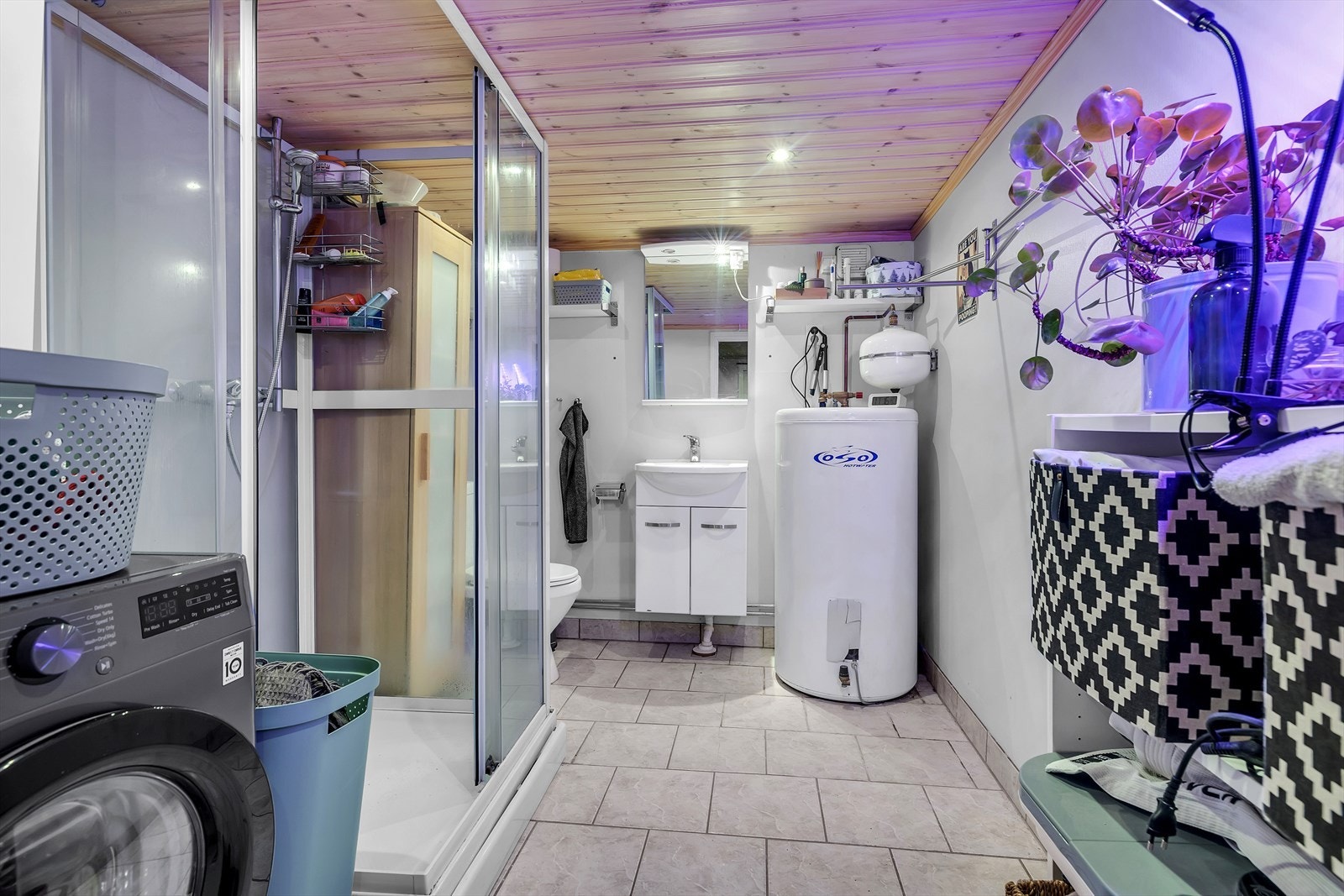 Badet i første etasje inneholder både opplegg til vaskemaskin, dusj, toalett, servant og varmtvannstank. Galleribilde