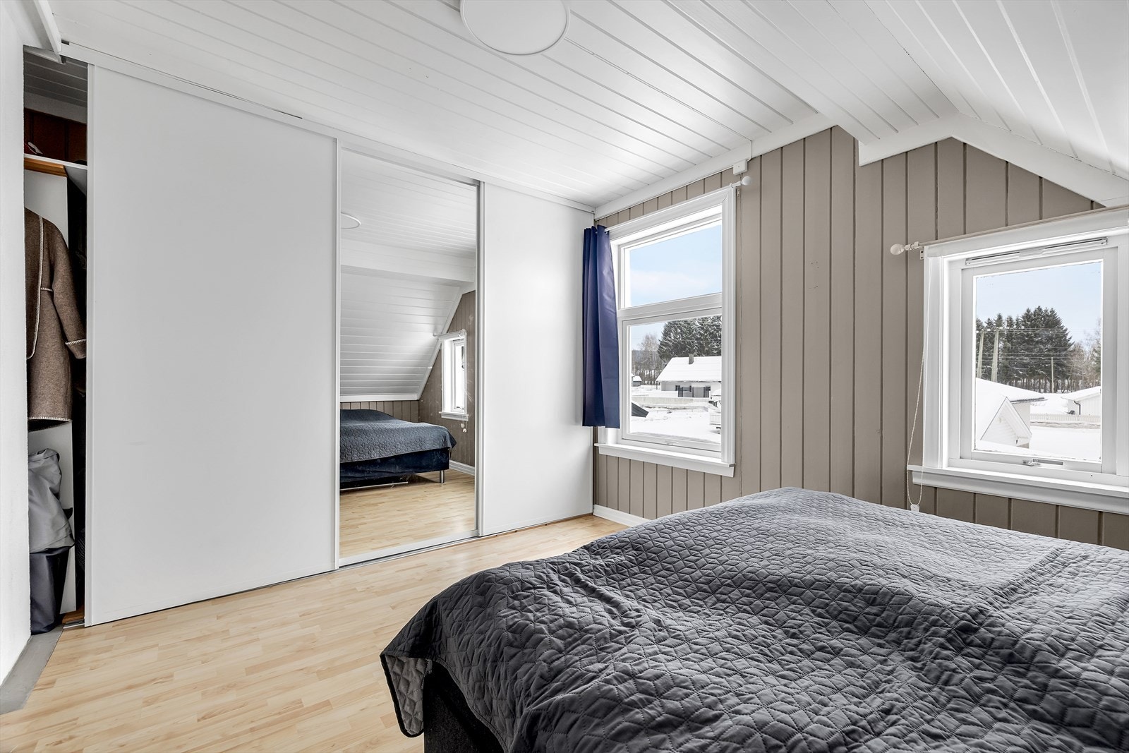 Store vindusflater sørger for godt lysinnslipp og tilluft, og byr på et hyggelig utsyn. Galleribilde