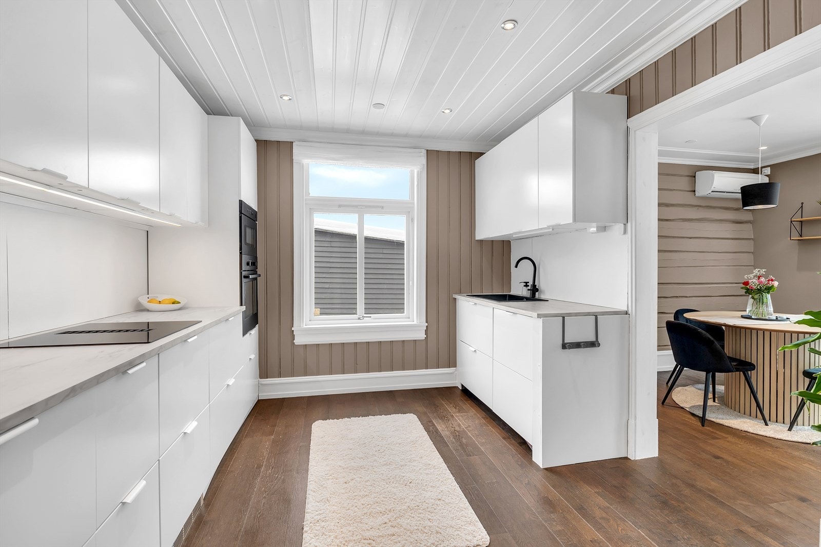 Kjøkkenet er lyst og pent, med slette fronter og integrerte hvitevarer bortsett fra kjøleskap. Galleribilde