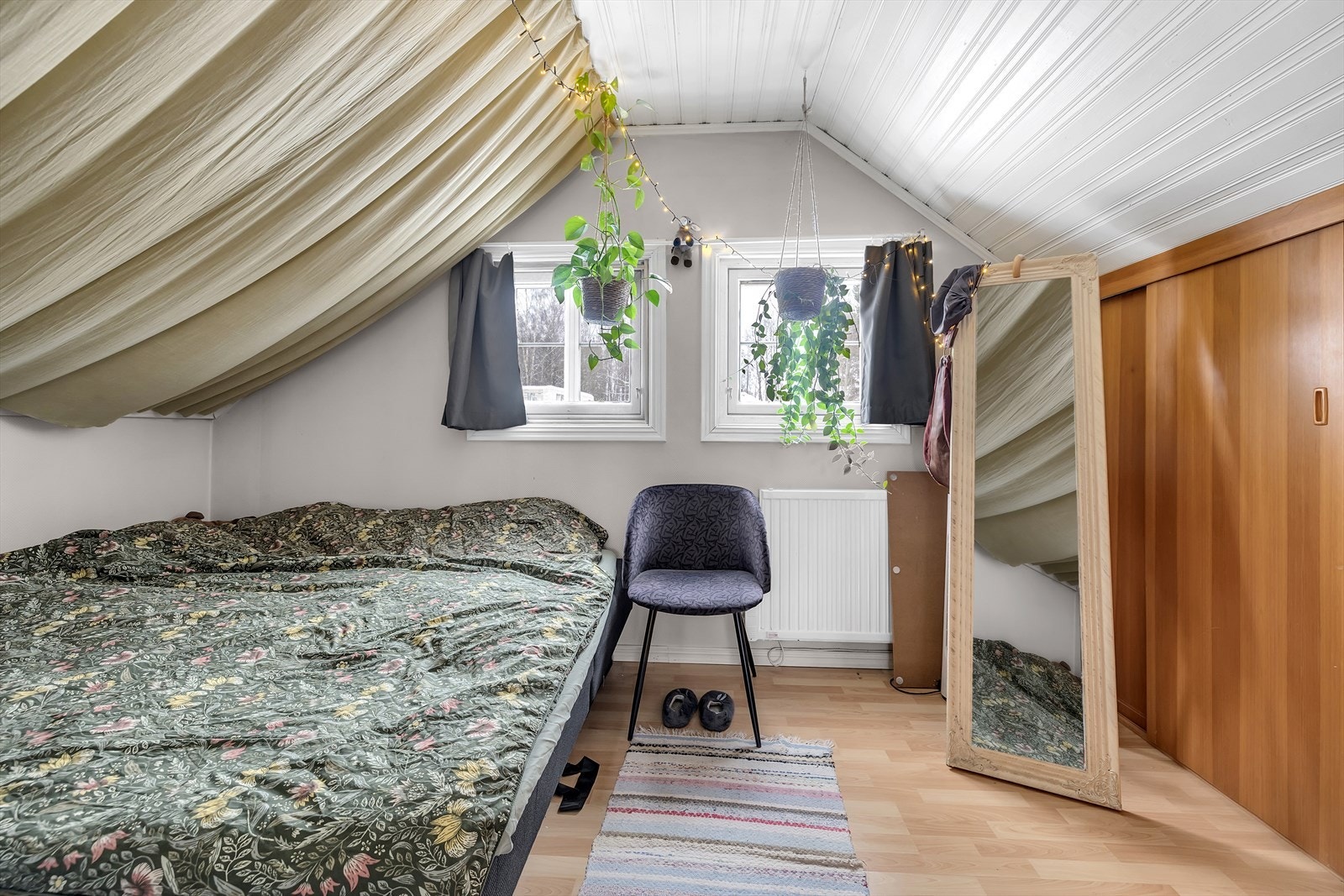 Soverommet er av god størrelse og kneveggen er også utnyttet med oppbevaringsplass. Galleribilde