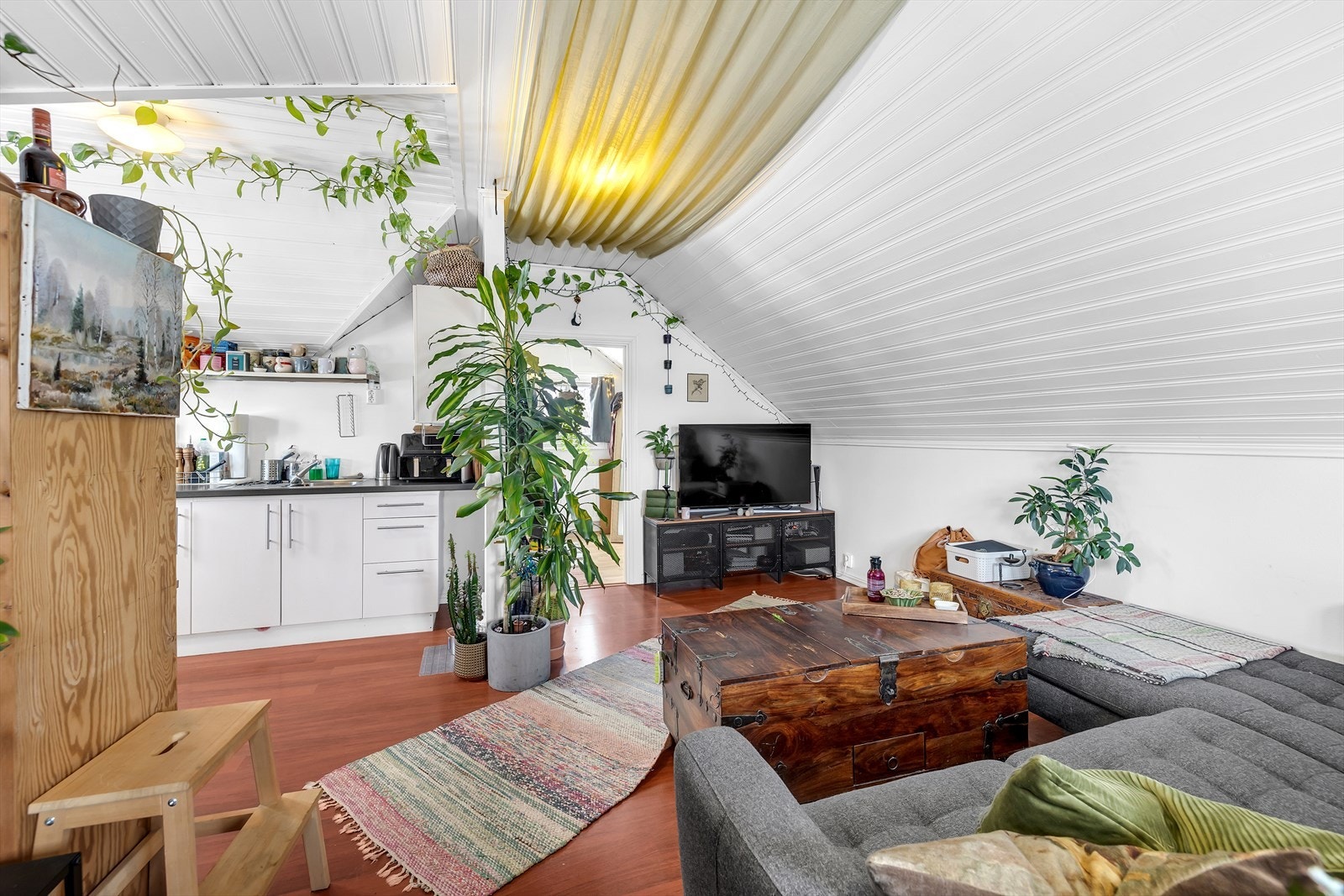 Her ligger kjøkken og stue i åpen løsning, og enheten fungerer utmerket som utleieenhet, tenårings rom, hobbyrom eller lignende. Galleribilde