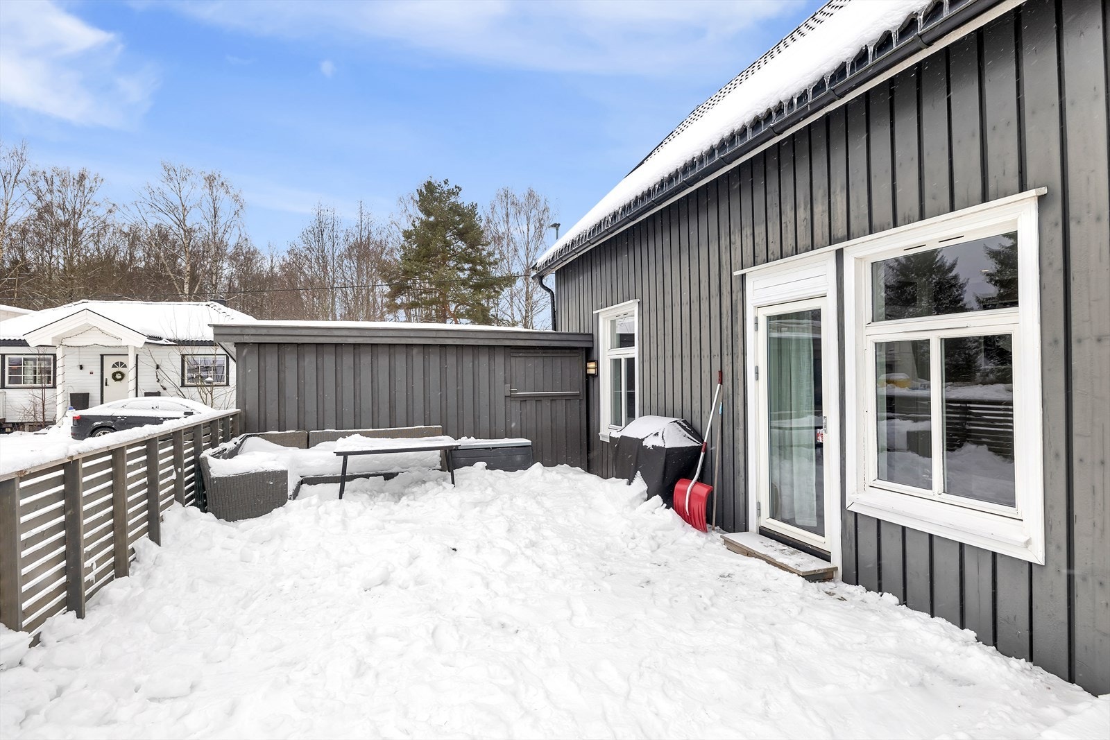 Vi beveger oss ut på den store terrassen, hvor man har mulighet til å møblere i flere soner, med sittegruppe, spisebord, solsenger. You name it! Galleribilde