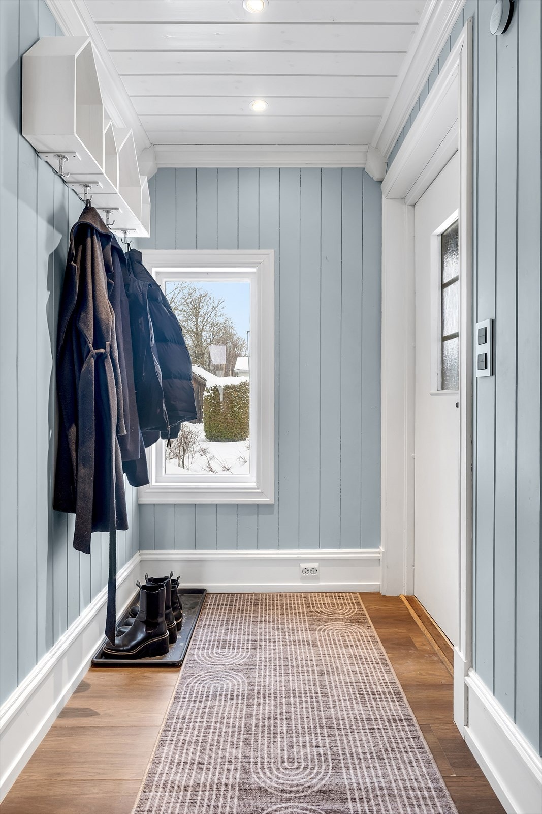 Velkommen inn! - her er det lyse farger og downlights i himling, og man kan enkelt henge fra seg yttertøy og sko. Galleribilde