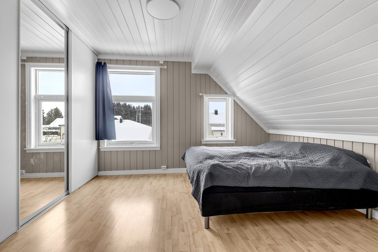 Hovedsoverommet er av god størrelse, med stor garderobeløsning og plass til dobbeltseng. Galleribilde