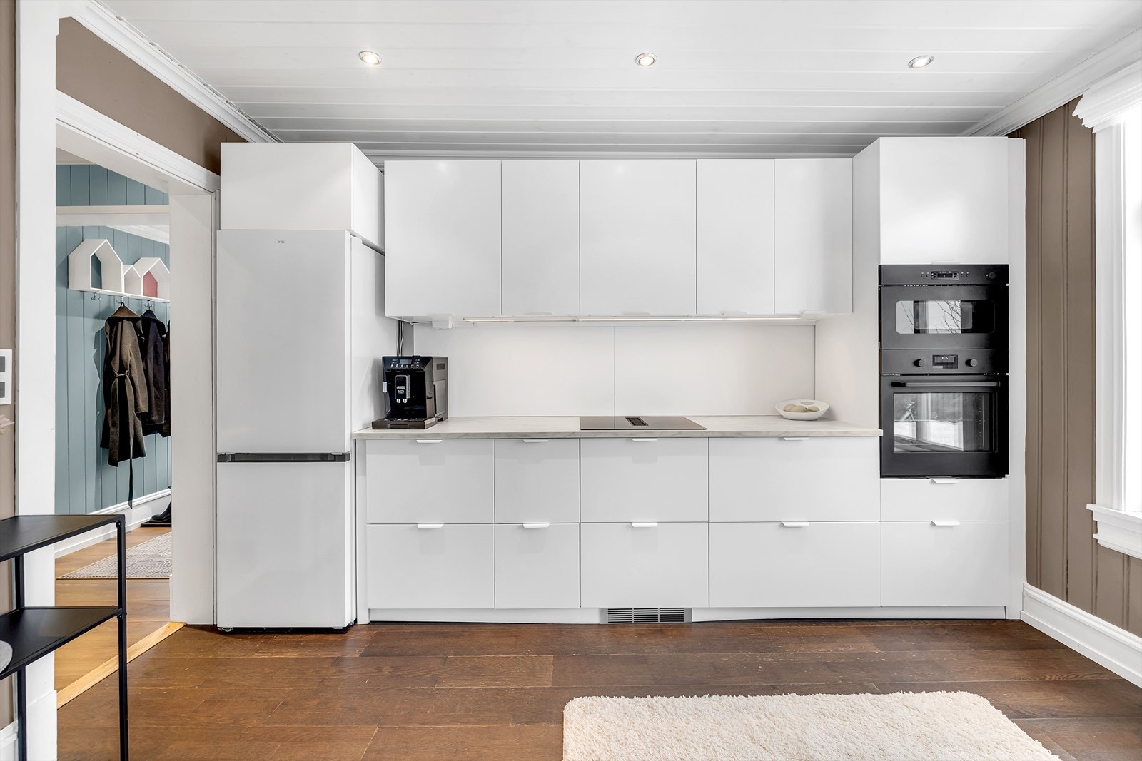 Her er det stekeovn og mikroovn i arbeidshøyde - svært luksus. Galleribilde