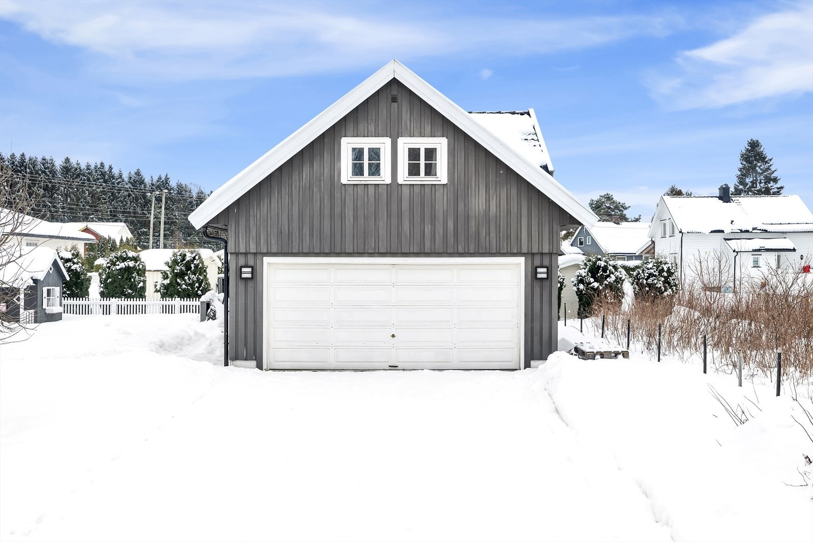 Eiendommen har to adresser, Stubberudveien 3B og 3C - ettersom garasjehuset er innredet. Galleribilde