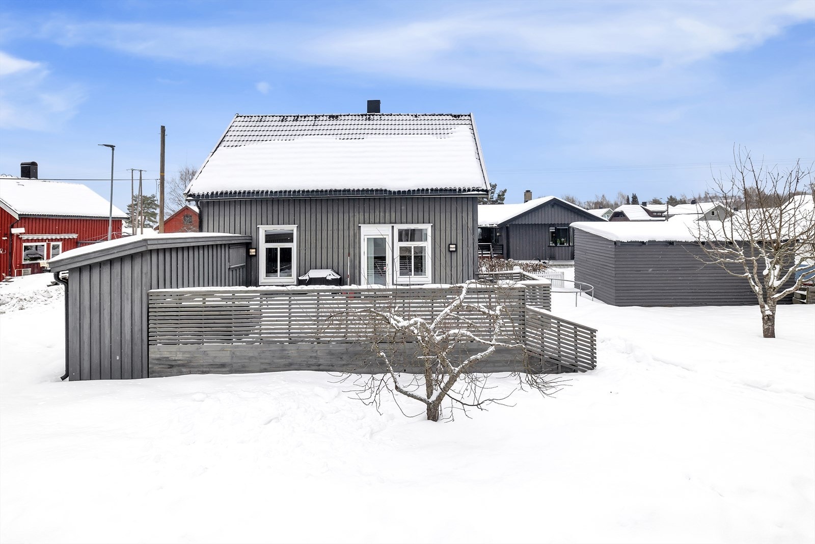 Legg merke til praktisk utebod langs kortsiden av terrassen. Galleribilde