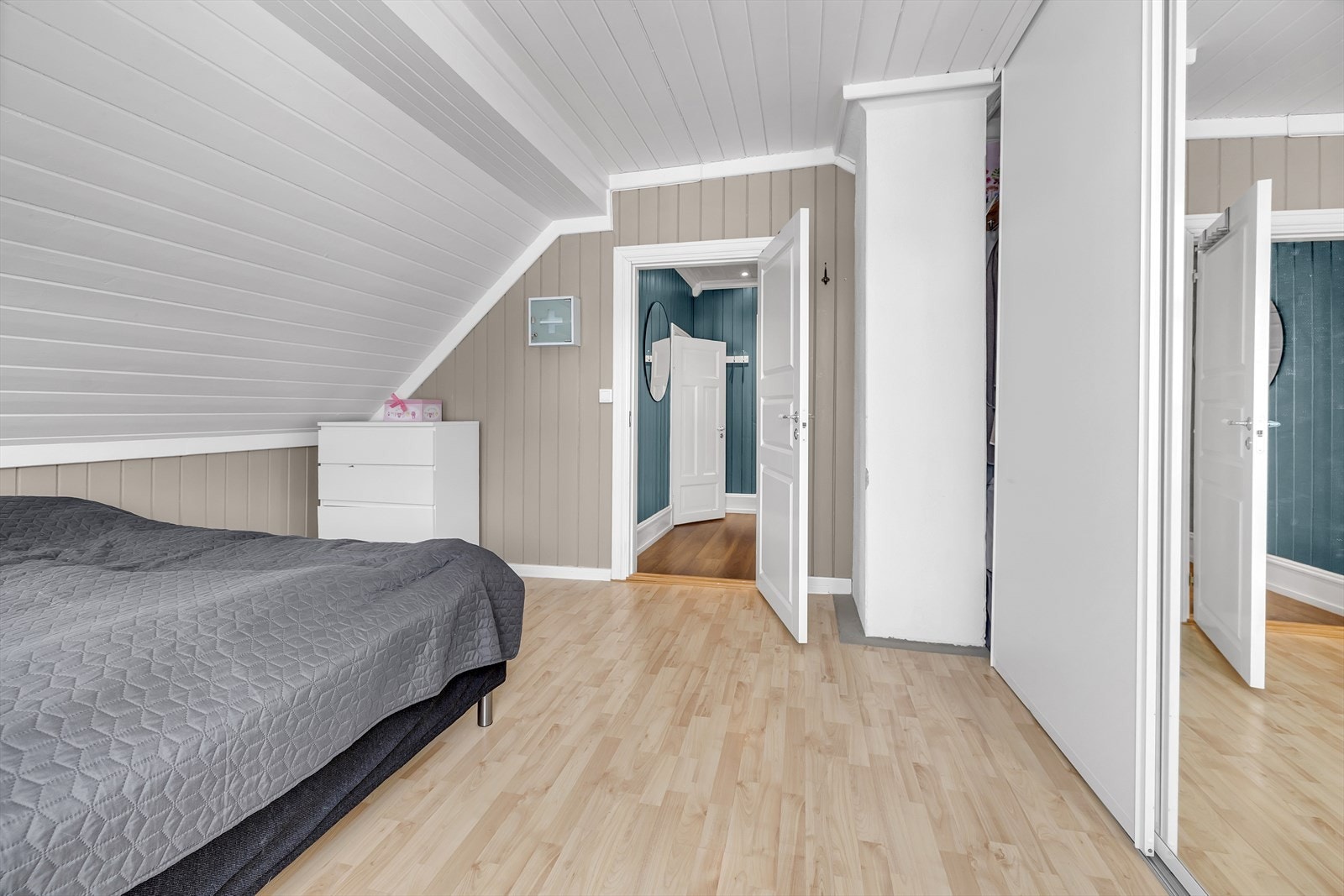 Er er det også lyse og tidsriktige farger, og linoleum på gulvet. Galleribilde