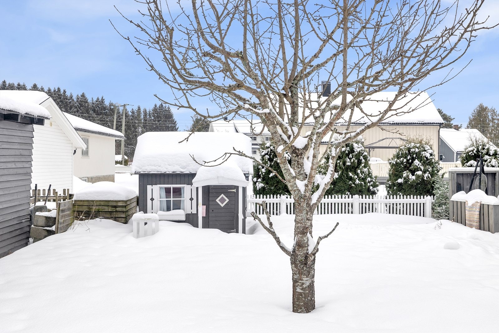 Eiendommen byr på en idyllisk hageflekk, til og med et dukkehus i hjørnet. Vi beveger oss inn i boligen igjen. Galleribilde