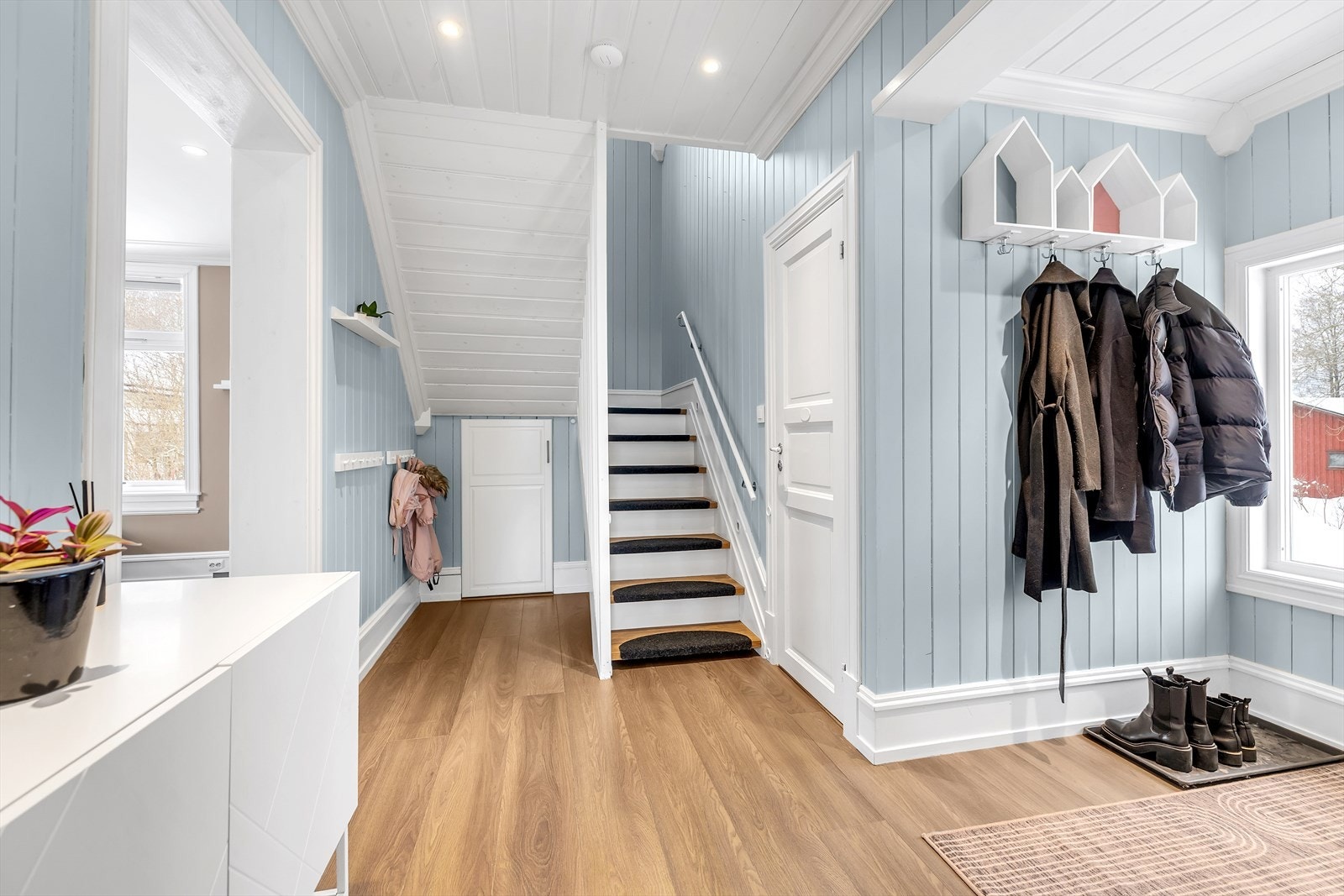 Det er også plass til gode garderobeløsninger for en enklere hverdag. Galleribilde