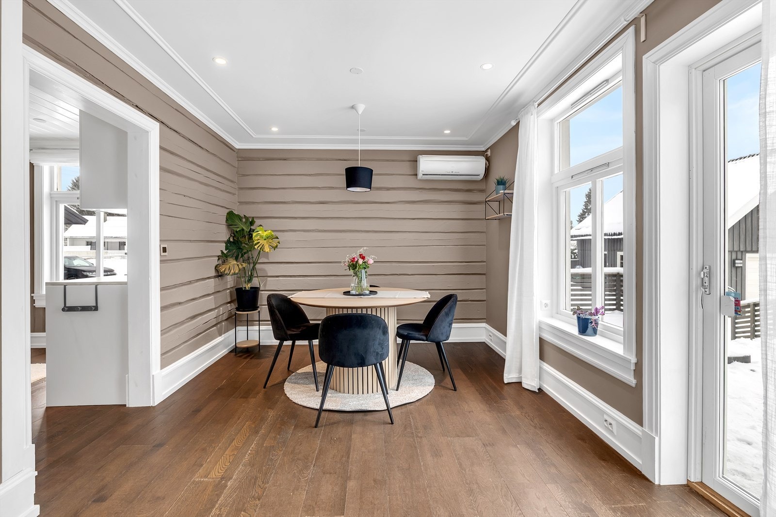 Spisestuen har flotte, originale tømmervegger som er godt ivaretatt. Galleribilde