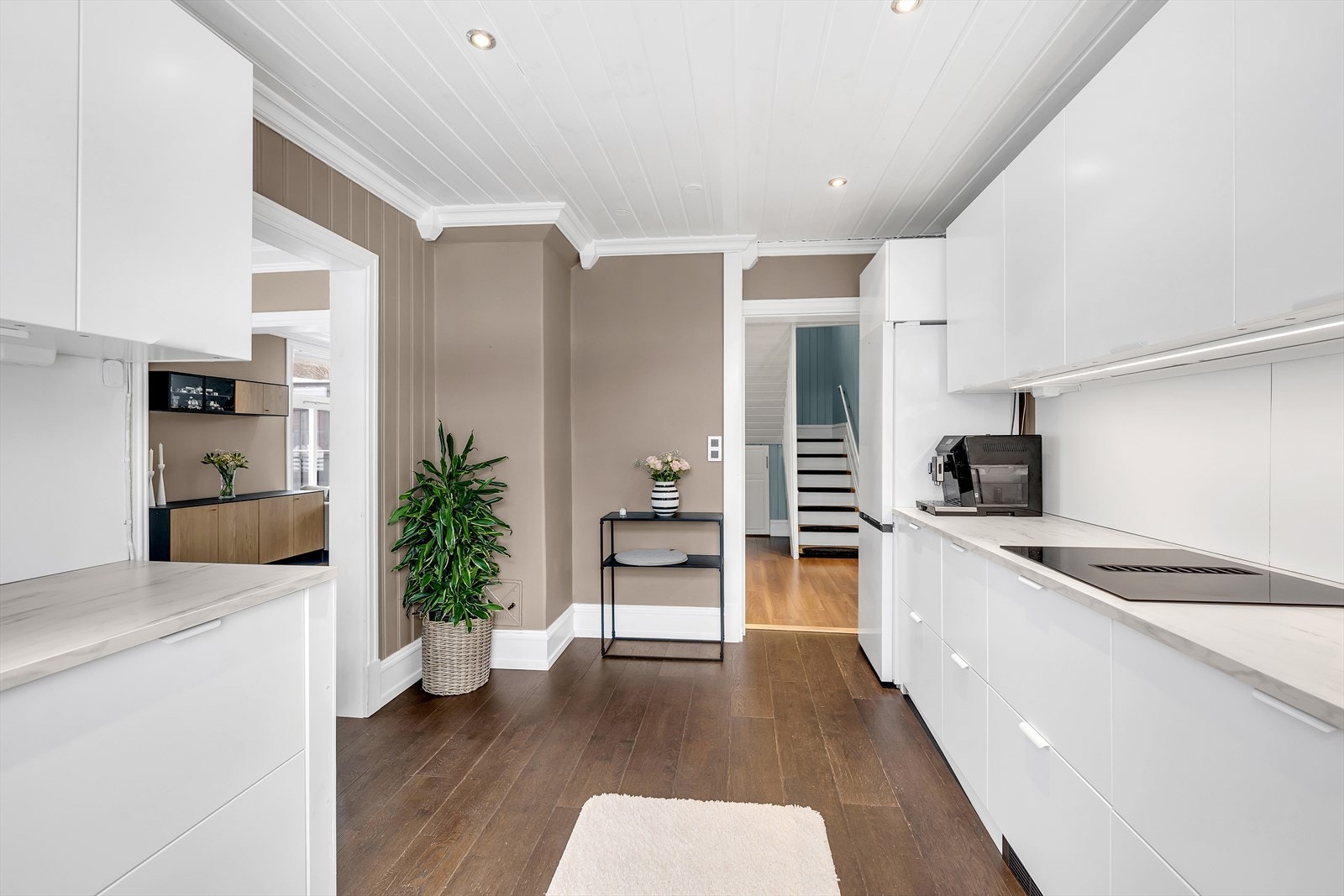 Legg merke til flotte utformede listvært på i himlingen og på gulv. Det er massevis av skap- og benkeplass, og alt ligger til rette for å briljere på kjøkkenet. Galleribilde