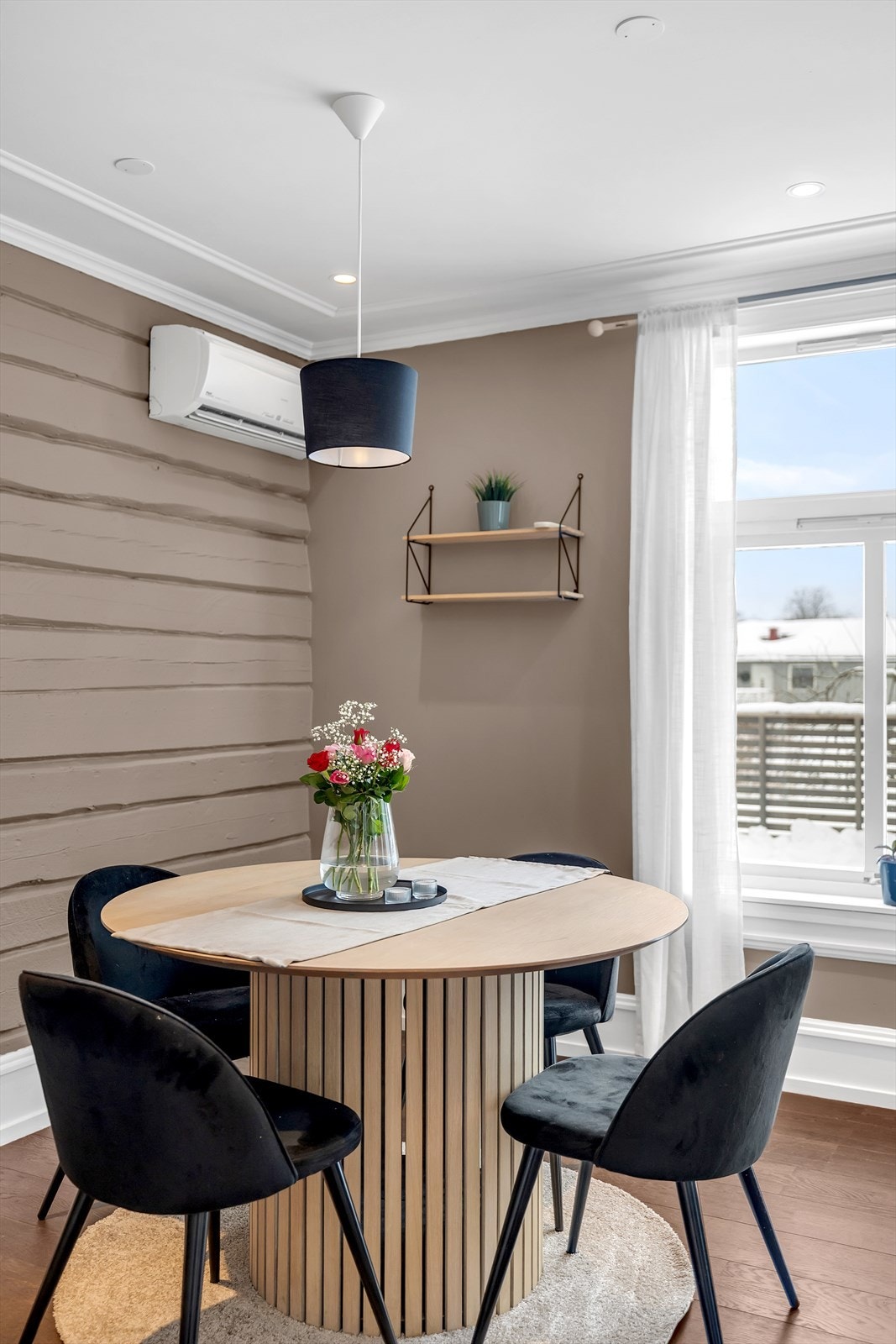 Her er det også store vindusflater, og utgang til terrassen og uteemråde. Galleribilde