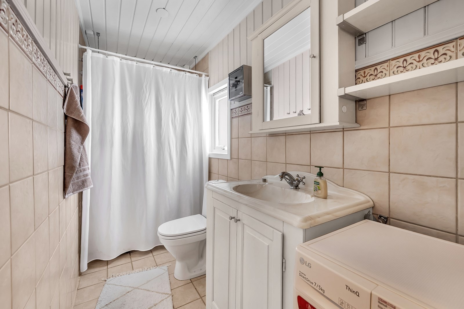 Å ha et vaskerom i første etasje er svært praktisk, med både opplegg til vaskemaskin, toalett, servant og varmtvannstank. Galleribilde