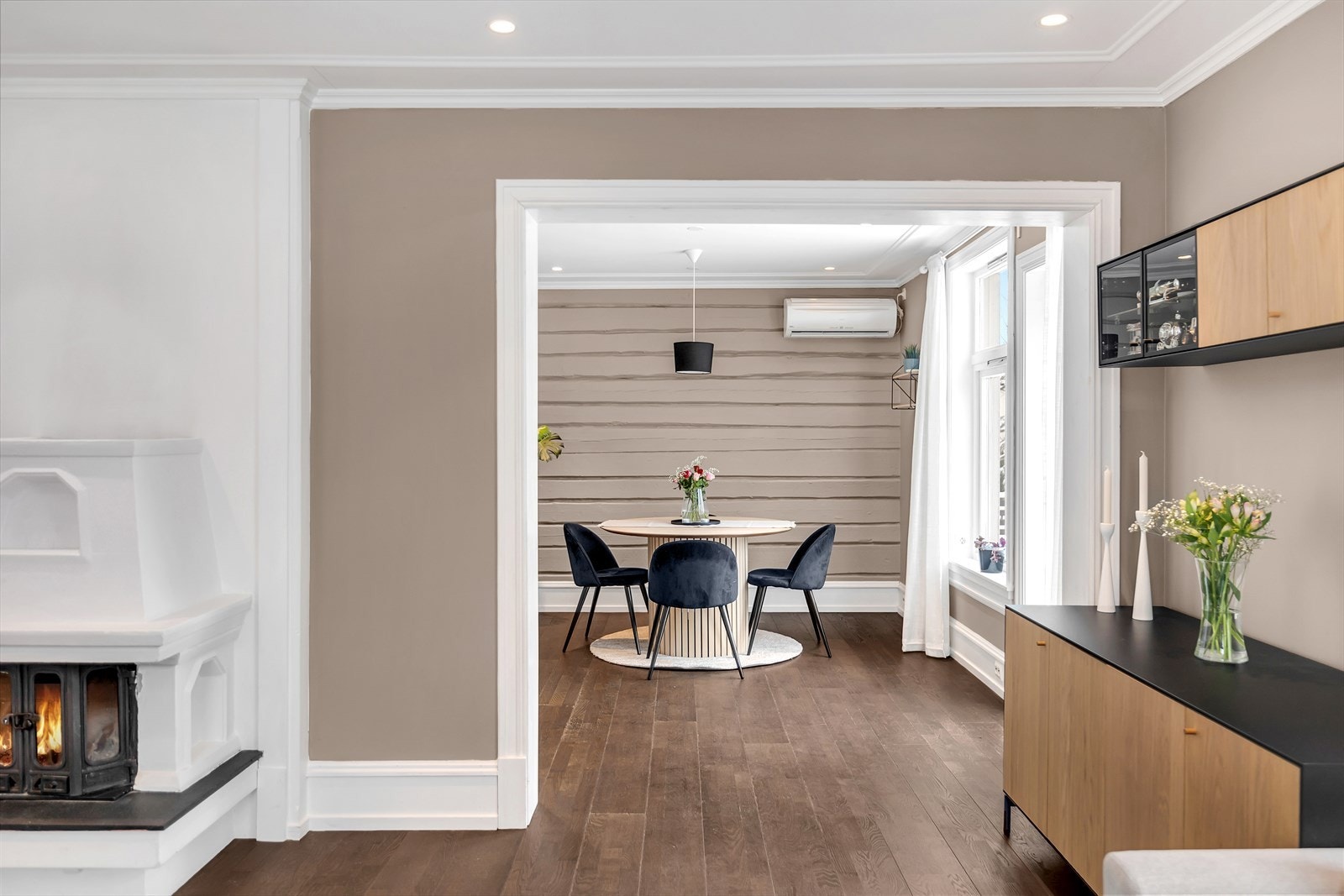 Boligen er varmet opp med elektrisk oppvarming. Oppvarming i boligen ved panelovner, vedovn i stue, samt gulvvarme på bad og vaskerom. Galleribilde