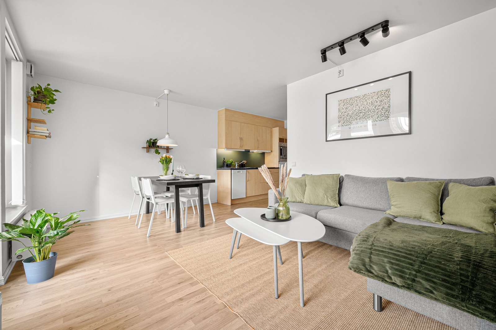 Stue/kjøkken-området måler til sammen 21,7 kvm og har flere møbleringsmuligheter. Galleribilde