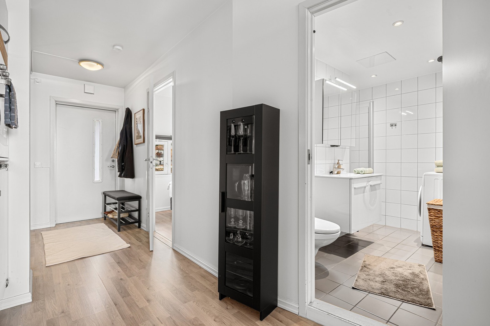 Her har du god plass til oppheng av yttertøy og sko. Galleribilde