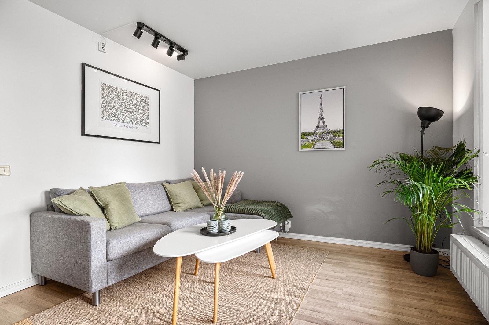 Leiligheten varmes opp av elektrisitet og fjernvarme som er inkludert i de månedlige felleskostnadene. Galleribilde