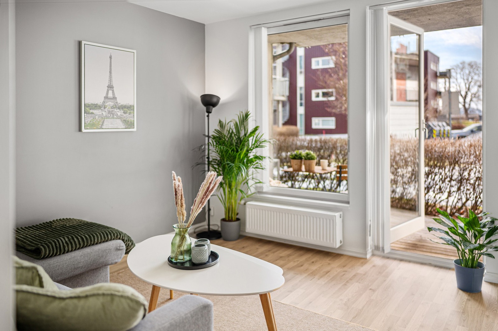 Store vindusflater bidrar til rikelig med naturlig lysinnslip. Galleribilde