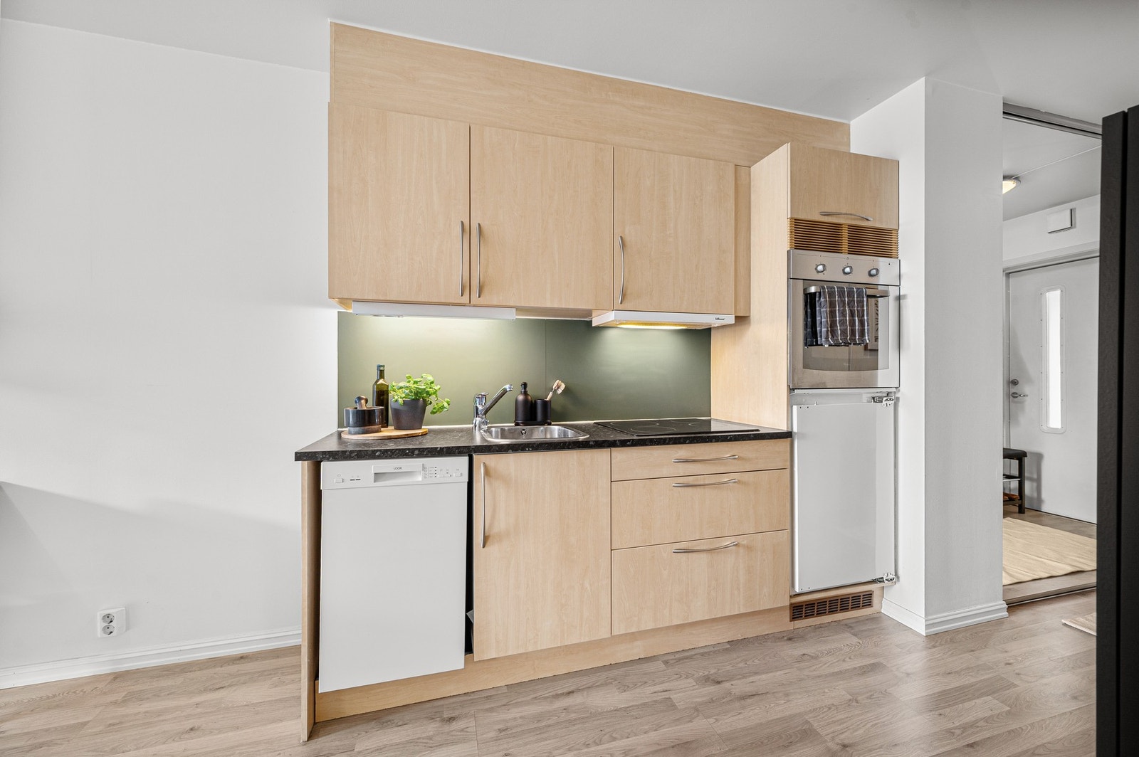 Her har du integrert hvitevarer som platetopp, stekeovn og kjøleskap. Galleribilde