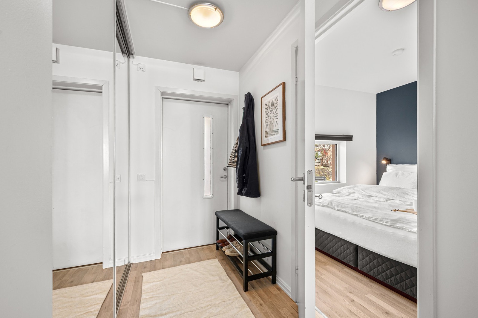 Entréen er innredet med et stort og praktisk garderobeskap med skyvedører. Galleribilde