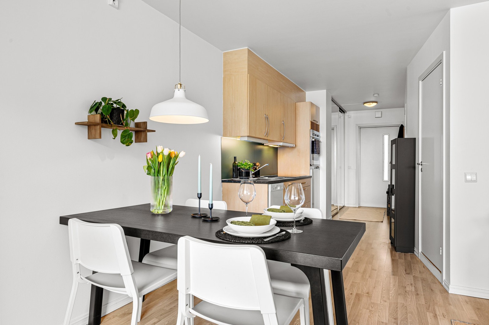 Spisebordet er plassert praktisk ved kjøkkenet. Galleribilde