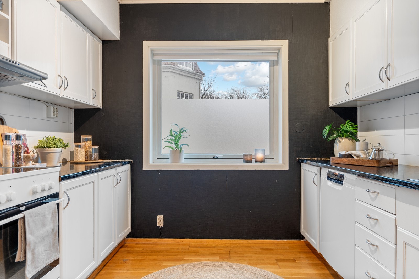 Lys kjøkkeninnredning med profilerte fronter Galleribilde