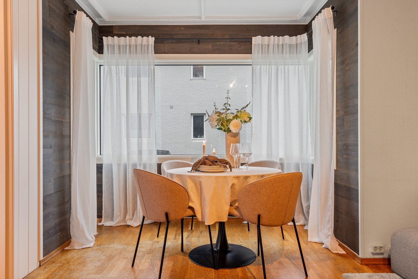 Godt med lysinnslipp i stue som gir en luftig og behagelig atmosfære Galleribilde