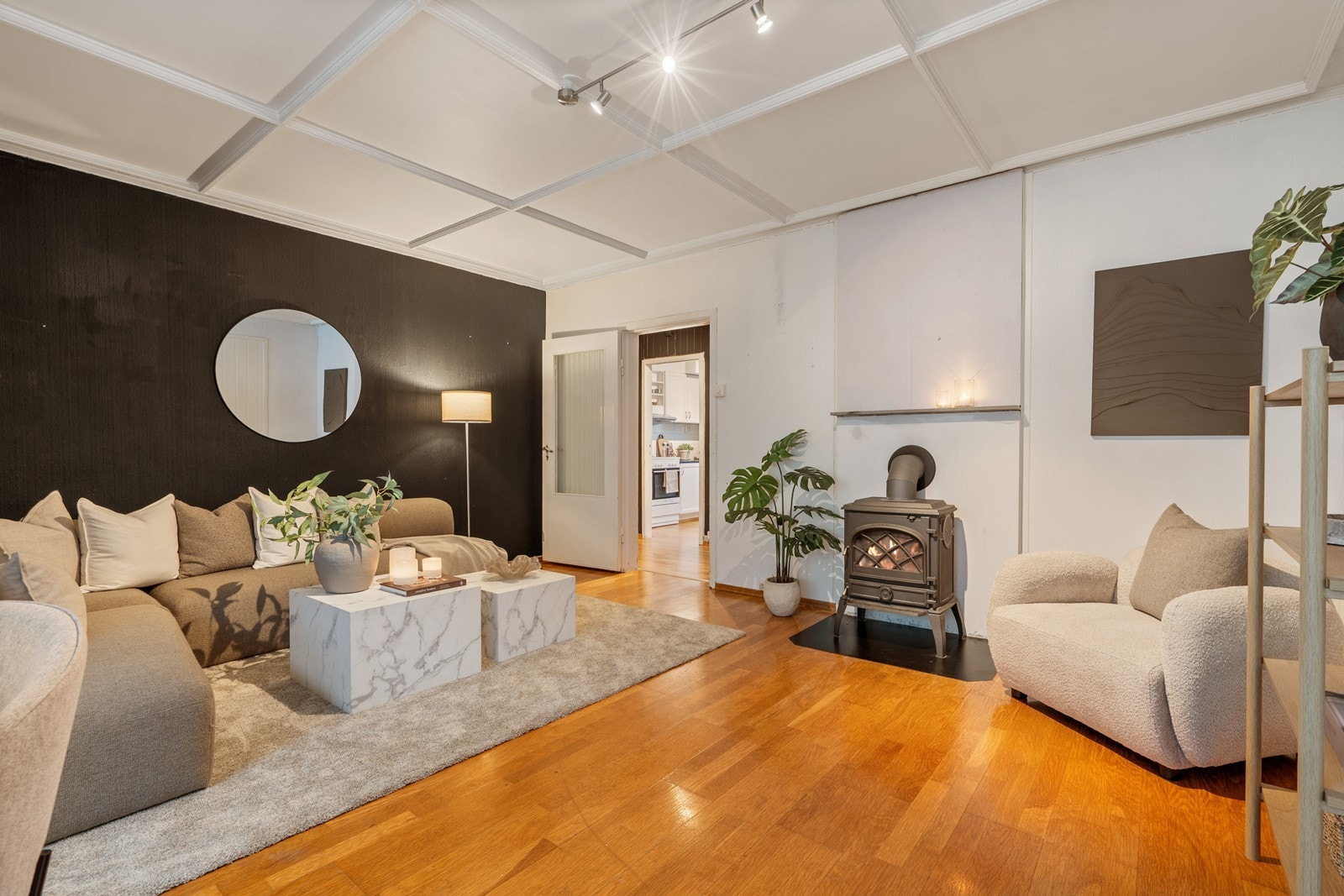 Lys og luftig stue med utgang til sørvendt balkong. Galleribilde