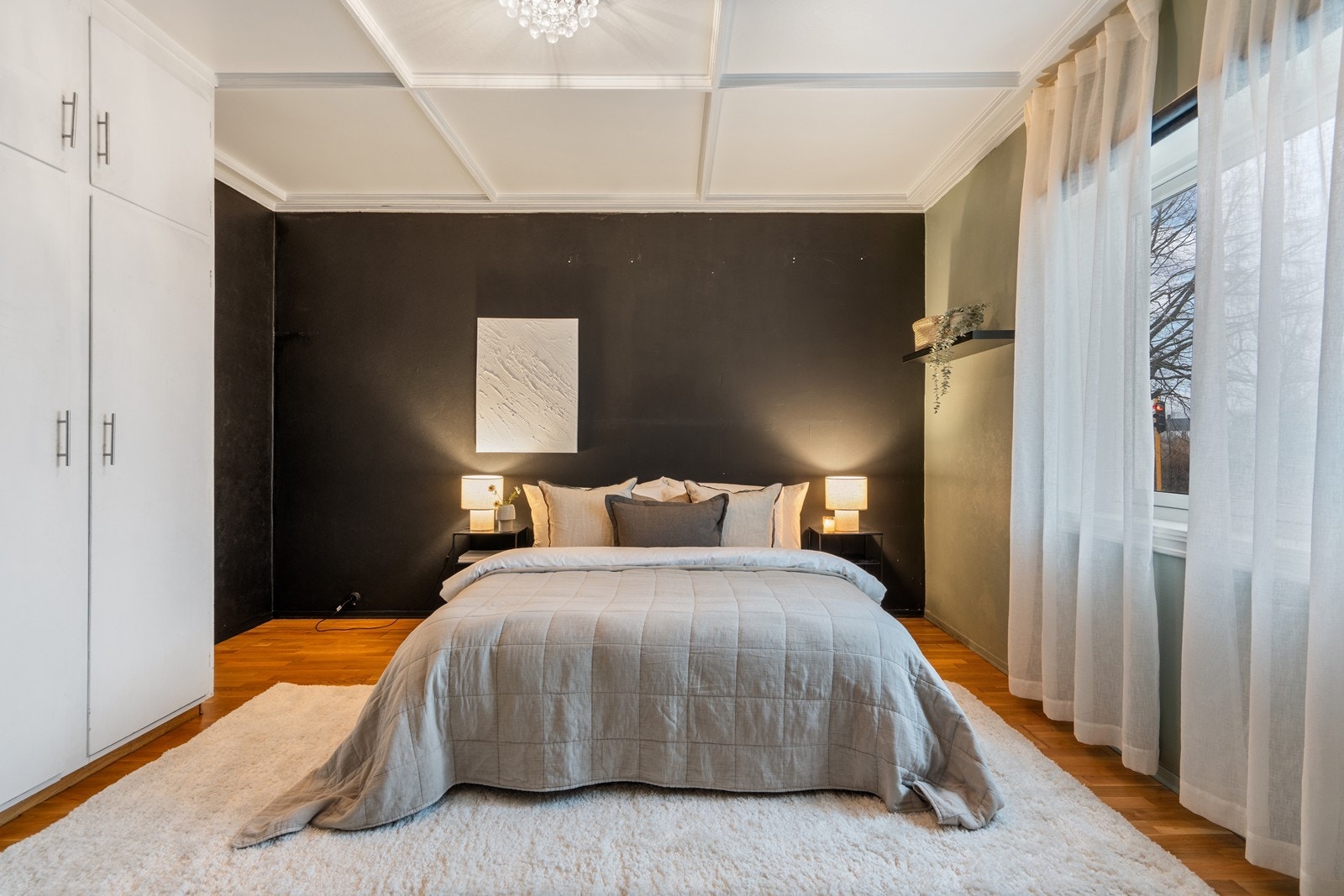 To gode soverom, hvorav hovedsoverommet har plassbygd garderobeskap Galleribilde