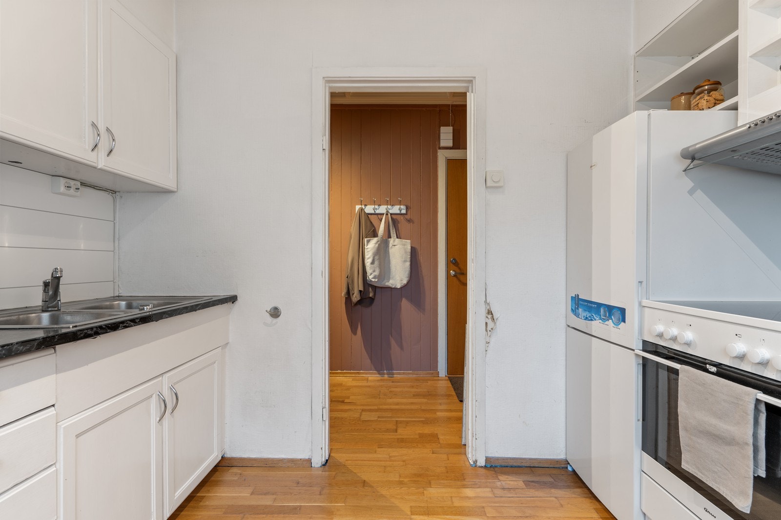 Kjøkkenet har frittstående kjøl/fryseskap, oppvaskmaskin og komfyr (hvitevarene medfølger i handelen) Galleribilde