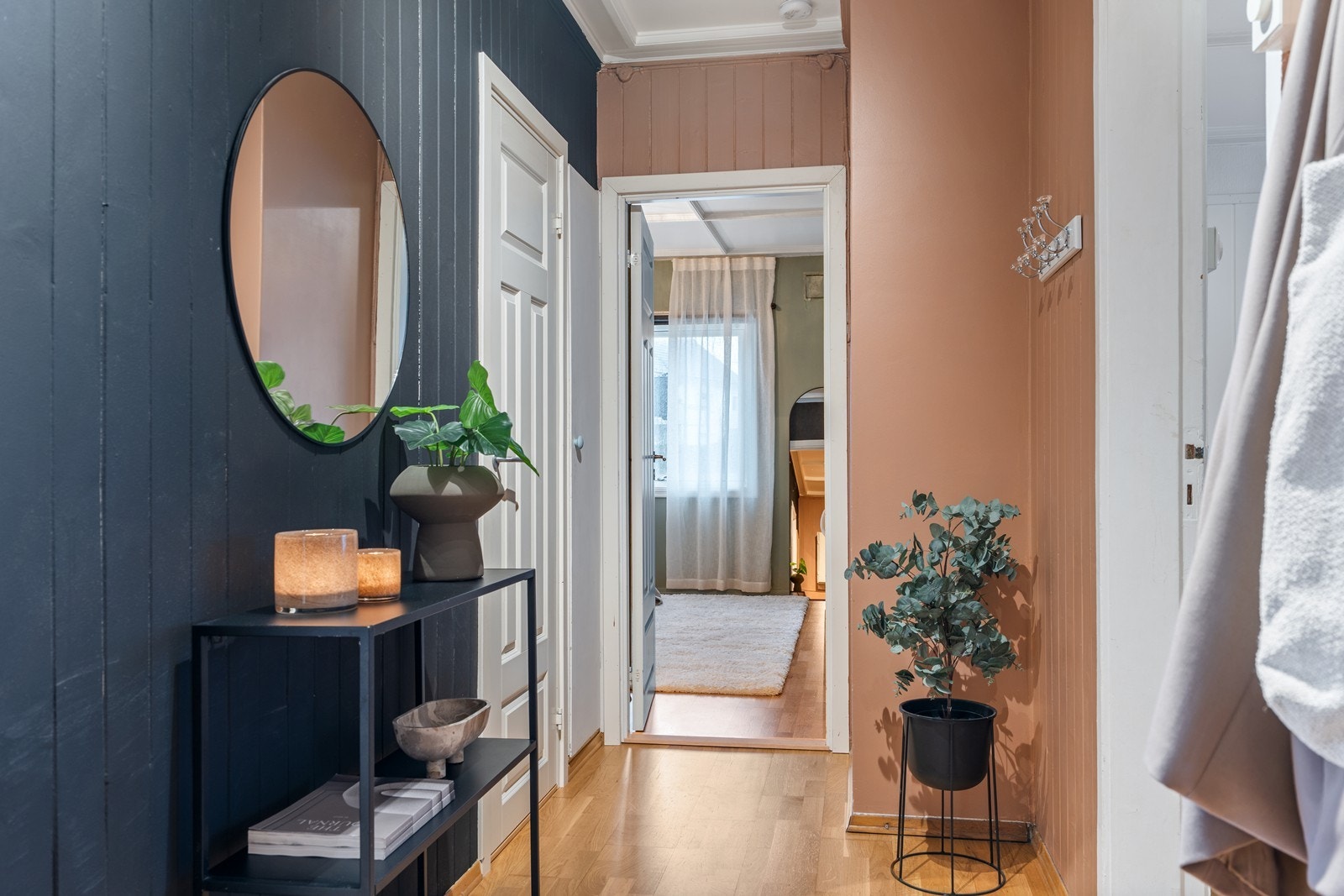 Entré/gang med plass til oppheng av yttertøy Galleribilde