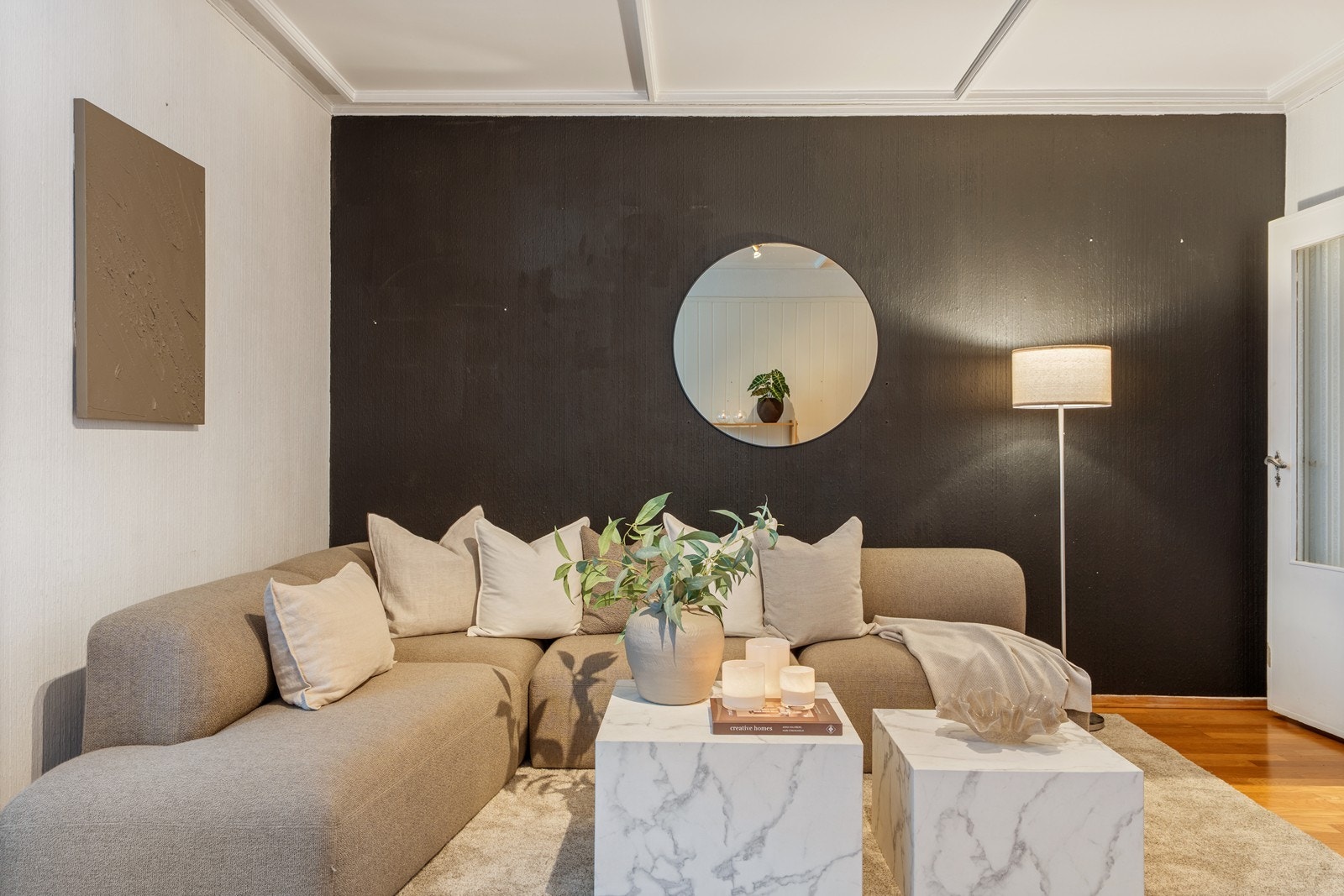 Stuen har god plass til både sofagruppe og spisebord Galleribilde