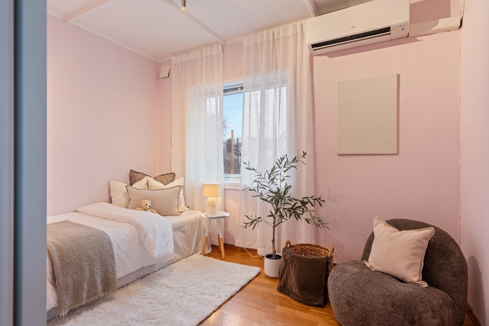 Soverom nr. 2 - rommet er utstyrt med praktisk varmepumpe Galleribilde