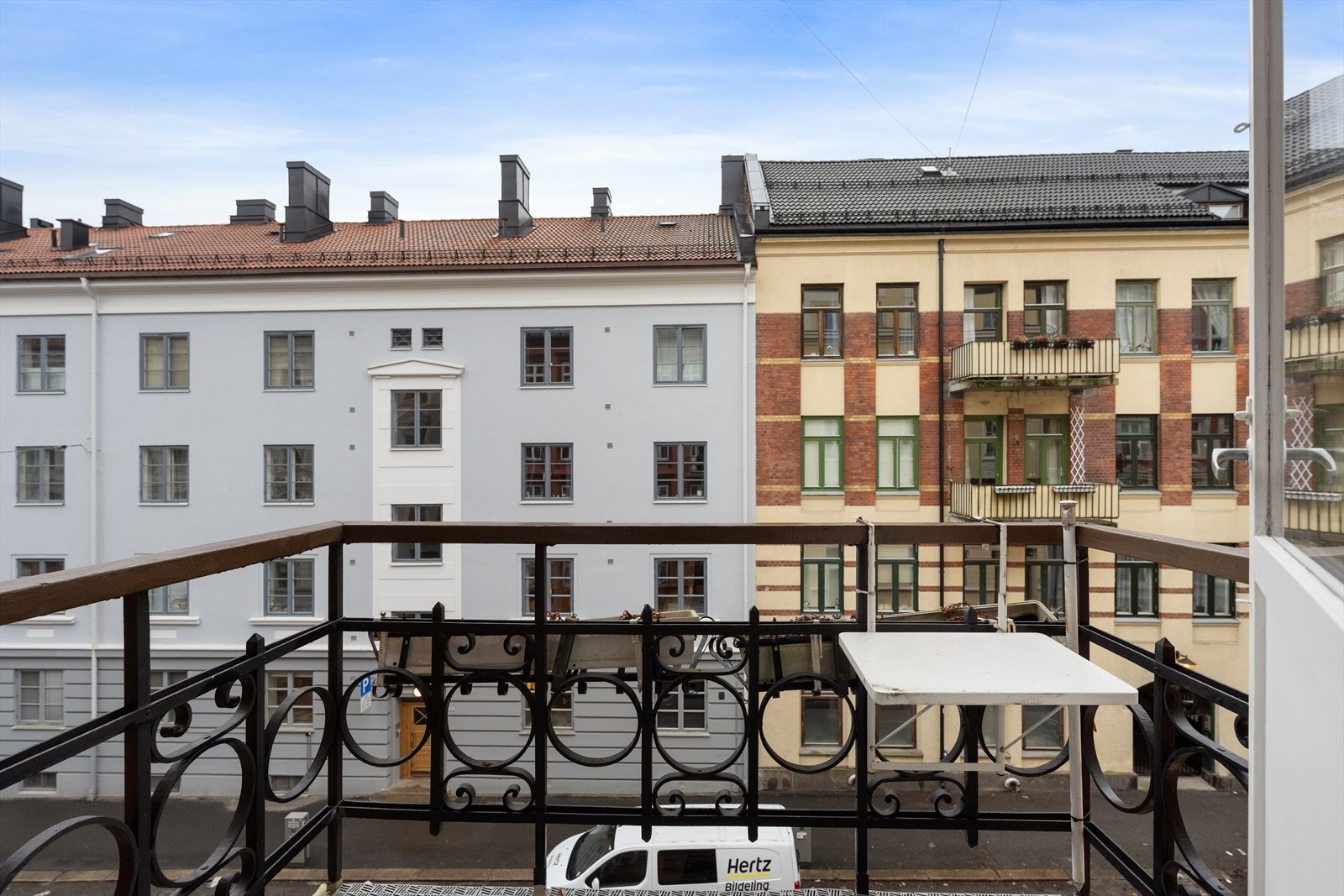 Fra stuen er det direkte utgang til solrik balkong (med morgen- og formiddagssol) Galleribilde