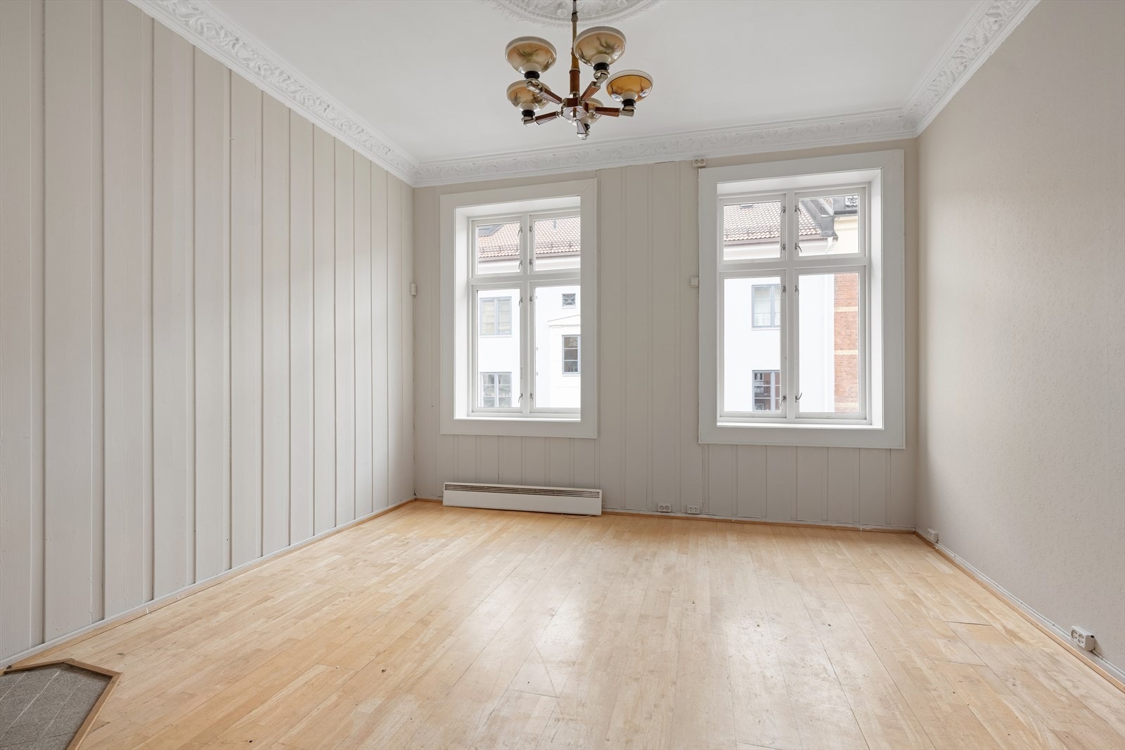 Lys og gjennomgående 3-roms selveier i klassisk bygård med originale detaljer. Galleribilde