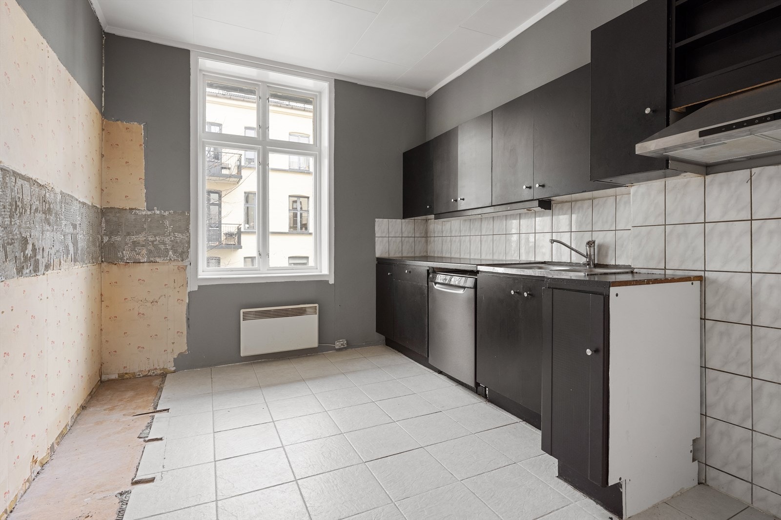 Separat kjøkken med oppussingsbehov og gode muligheter for tilpasning. Galleribilde