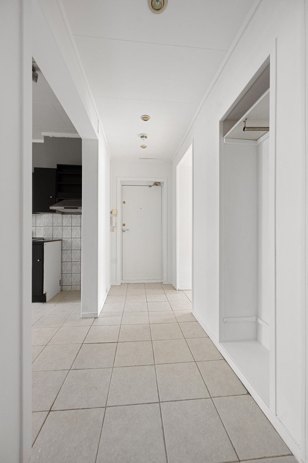 Boligens entré har flislagt gulv og dørcalling. I entréen er det mulighet for en garderobeløsning. Galleribilde